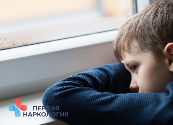 Ребенок в депрессии Ребенок смотрит в окно